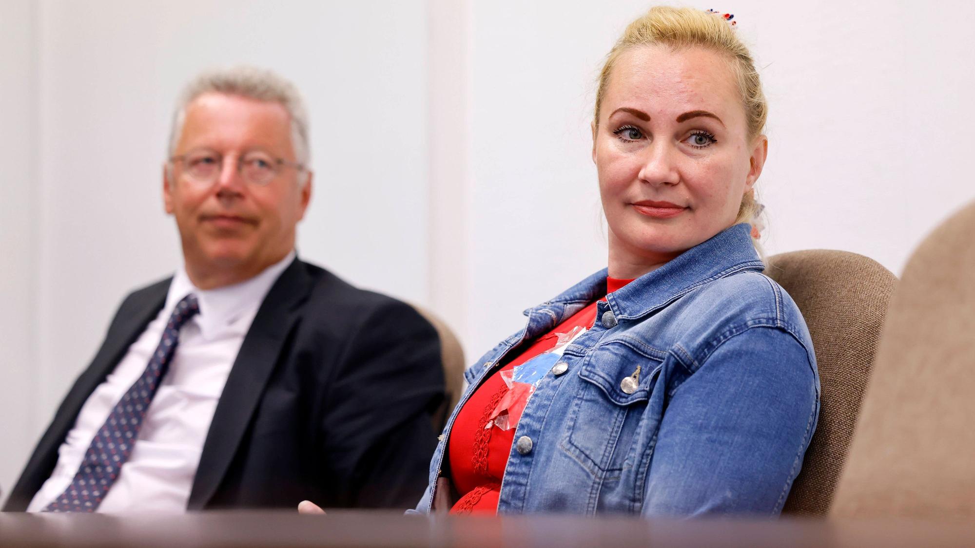 Aktivistin Elena Kolbasnikova mit ihrem Anwalt Markus Beisicht beim ersten Prozess vor dem Kölner Amtsgericht