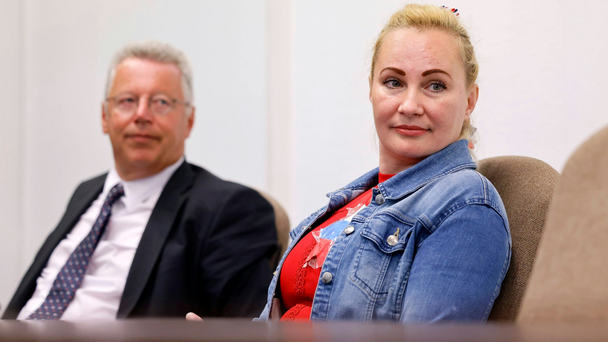 Aktivistin Elena Kolbasnikova mit ihrem Anwalt Markus Beisicht beim ersten Prozess vor dem Kölner Amtsgericht