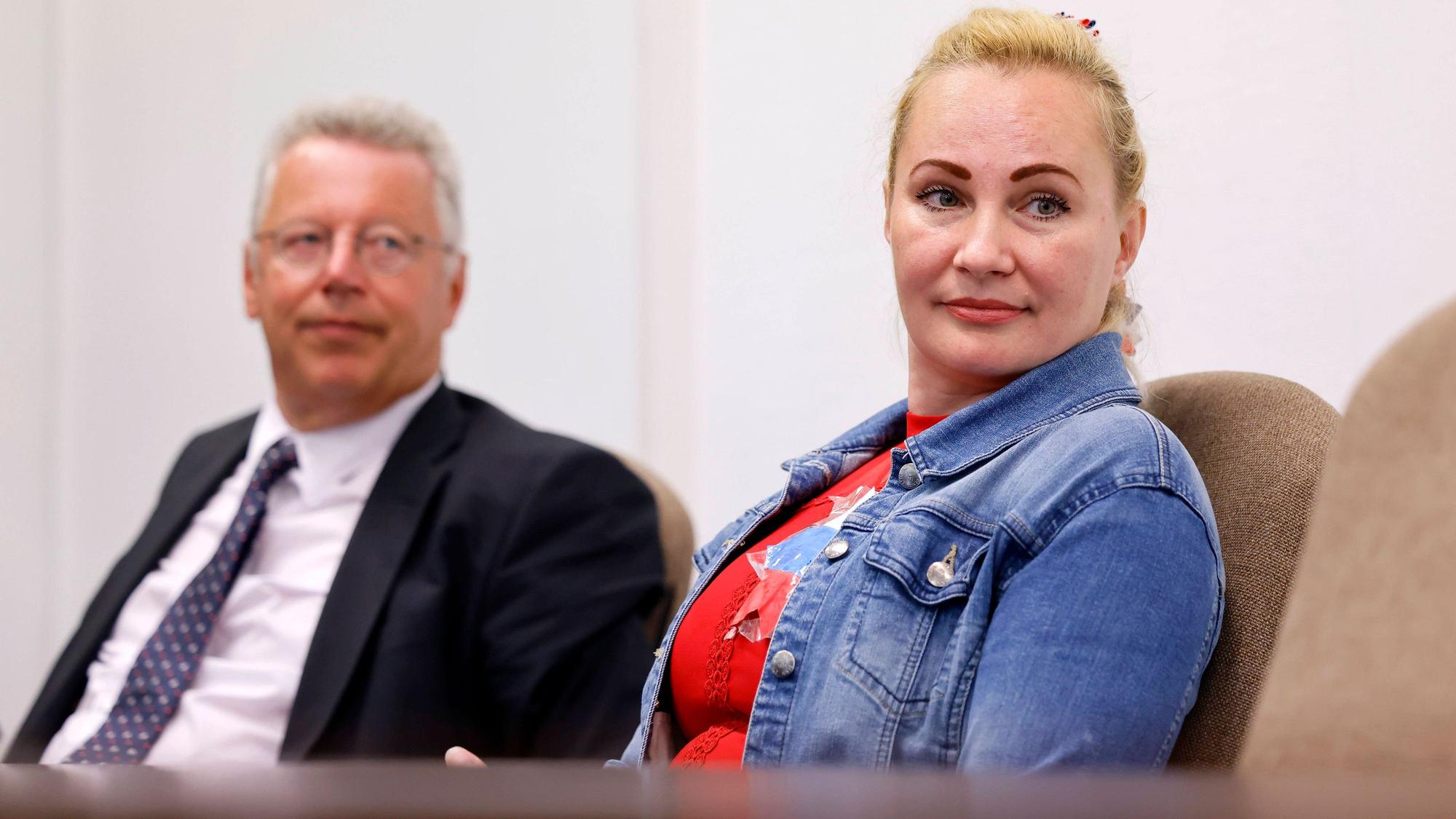 Aktivistin Elena Kolbasnikova mit ihrem Anwalt Markus Beisicht (l.) bei einem Termin vor dem Kölner Amtsgericht
