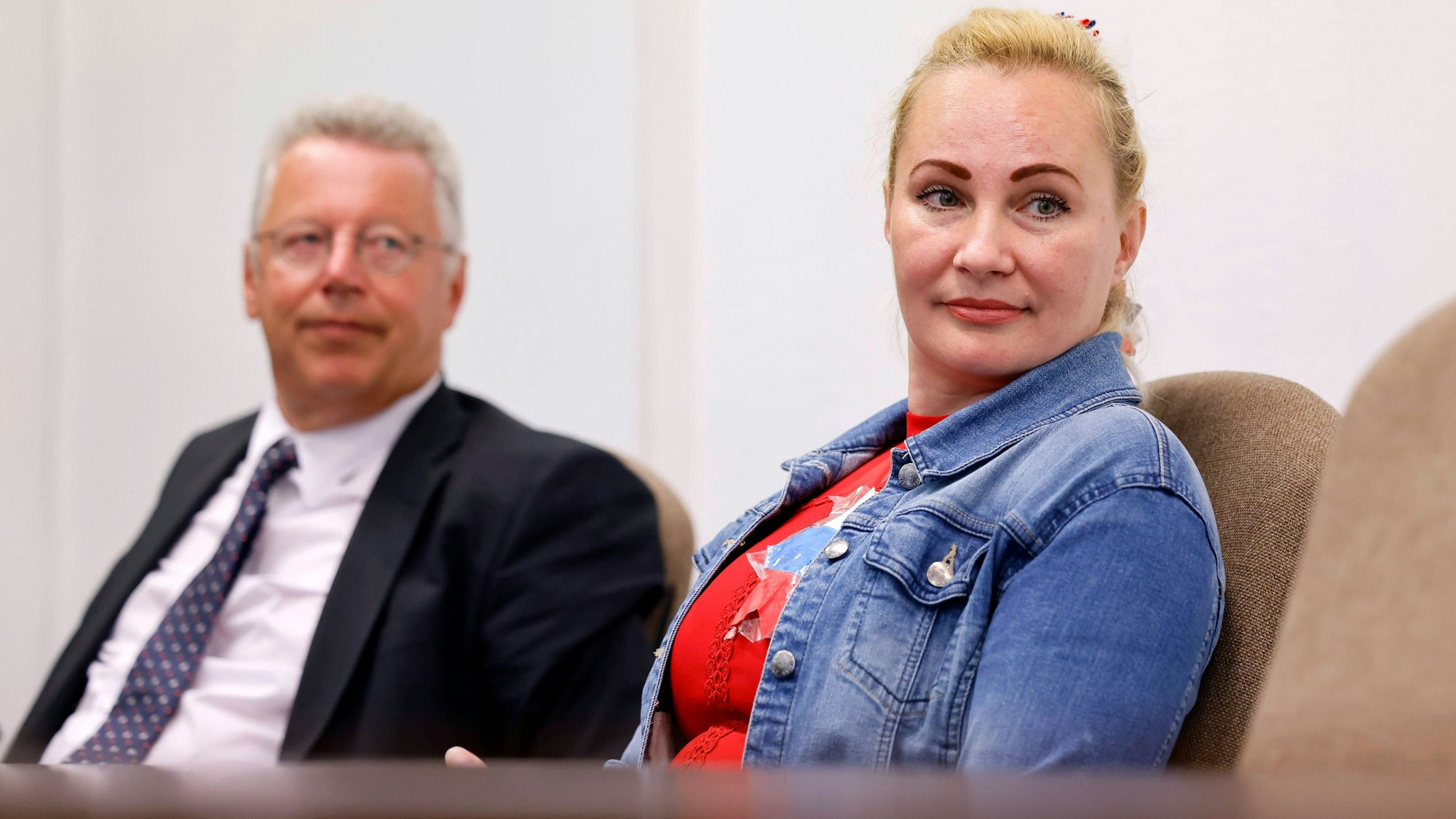 Aktivistin Elena Kolbasnikova mit ihrem Anwalt Markus Beisicht (l.) bei einem Termin vor dem Kölner Amtsgericht