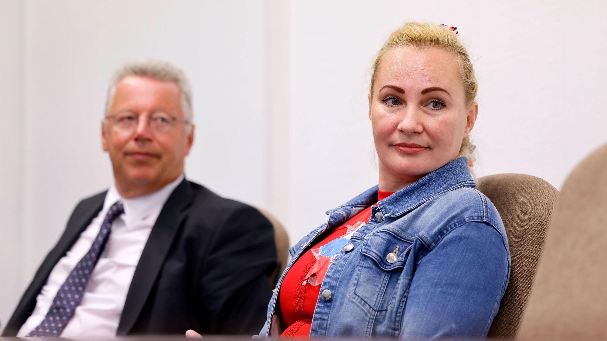 Aktivistin Elena Kolbasnikova mit ihrem Anwalt Markus Beisicht bei einem Termin vor dem Kölner Amtsgericht.