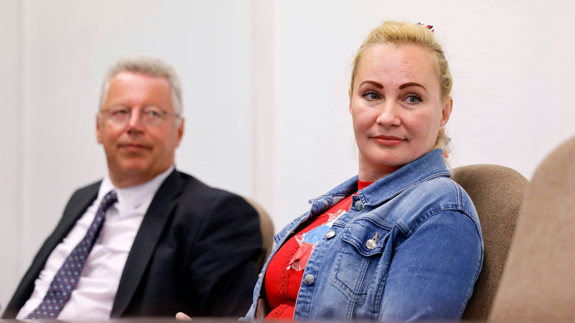 Aktivistin Elena Kolbasnikova mit ihrem Anwalt Markus Beisicht bei einem Termin vor dem Kölner Amtsgericht.