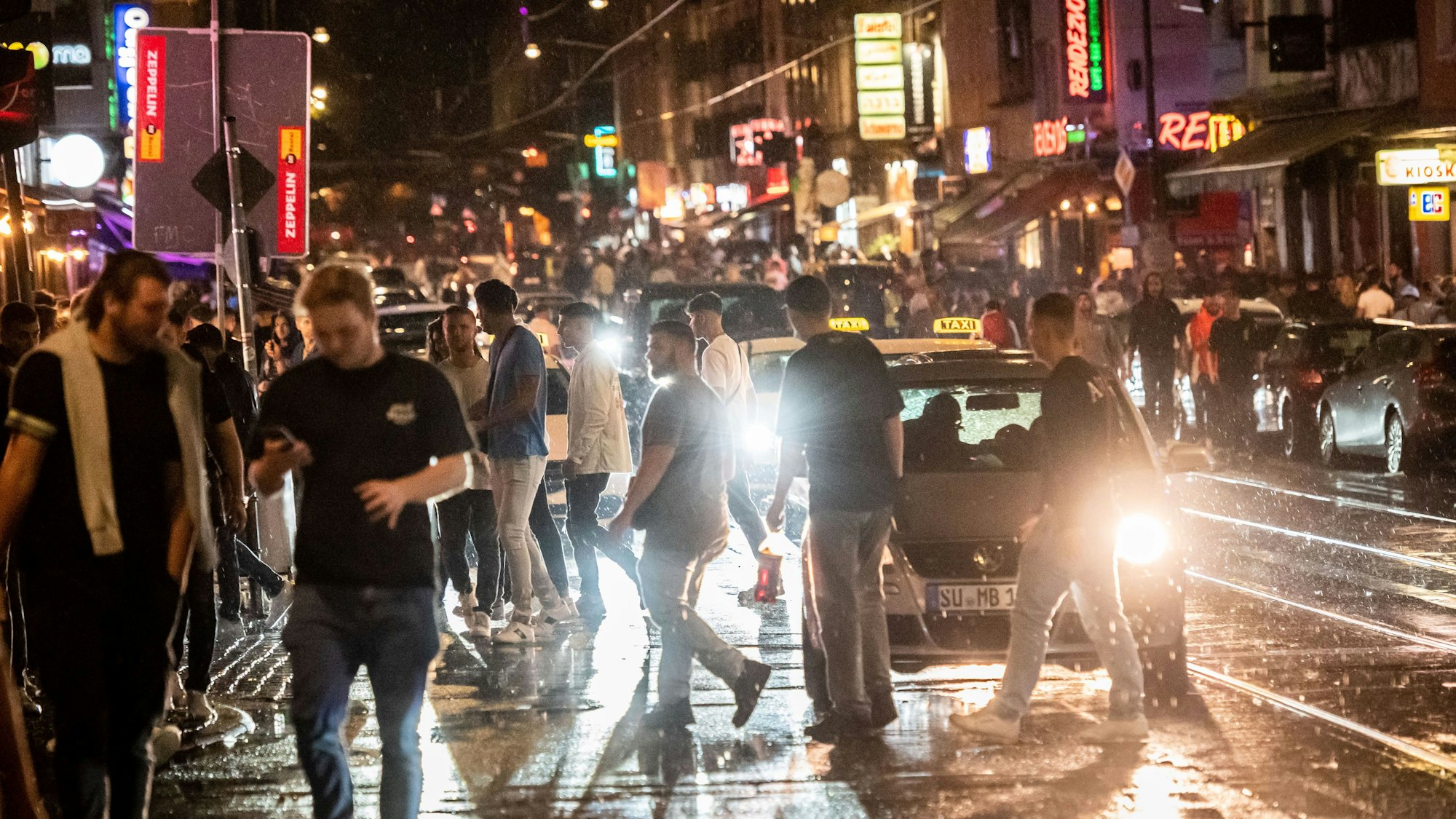 Das Bild zeigt Menschen nachts auf der Zülpicher Straße.