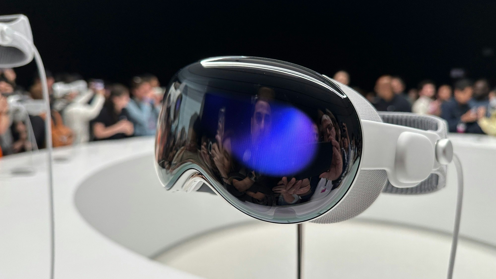 Medienvertreter und Blogger umlagern die Computerbrille Apple Vision Pro, die im Steve Jobs Theater auf dem Apple-Firmencampus in Cupertino ausgestellt wird. Das neuartige Headset war zuvor von Konzernchef Cook auf der Apple-Entwicklerkonferenz WWDC vorgestellt worden.