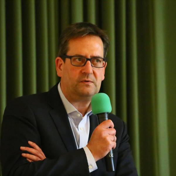 Der FDP-Bundestagsabgeordnete Markus Herbrand hält ein Mikrofon in der Hand. (Archivfoto)