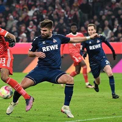 Nikola Soldo im Duell mit Münchens Eric Maxim Choupo-Moting beim Kölner 1:1 im Januar in der Allianz-Arena gegen den FC Bayern München.