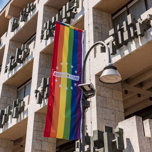 Pride-Flagge vor dem Historischen Rathaus in Köln