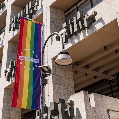 Pride-Flagge vor dem Historischen Rathaus in Köln