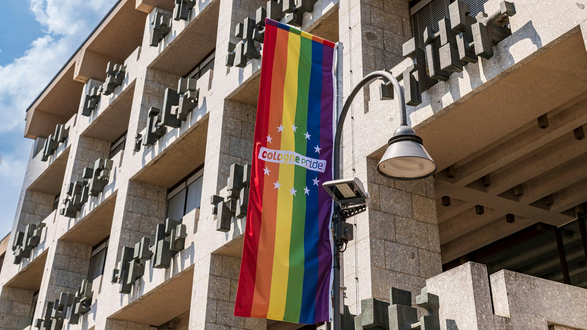Pride-Flagge vor dem Historischen Rathaus in Köln