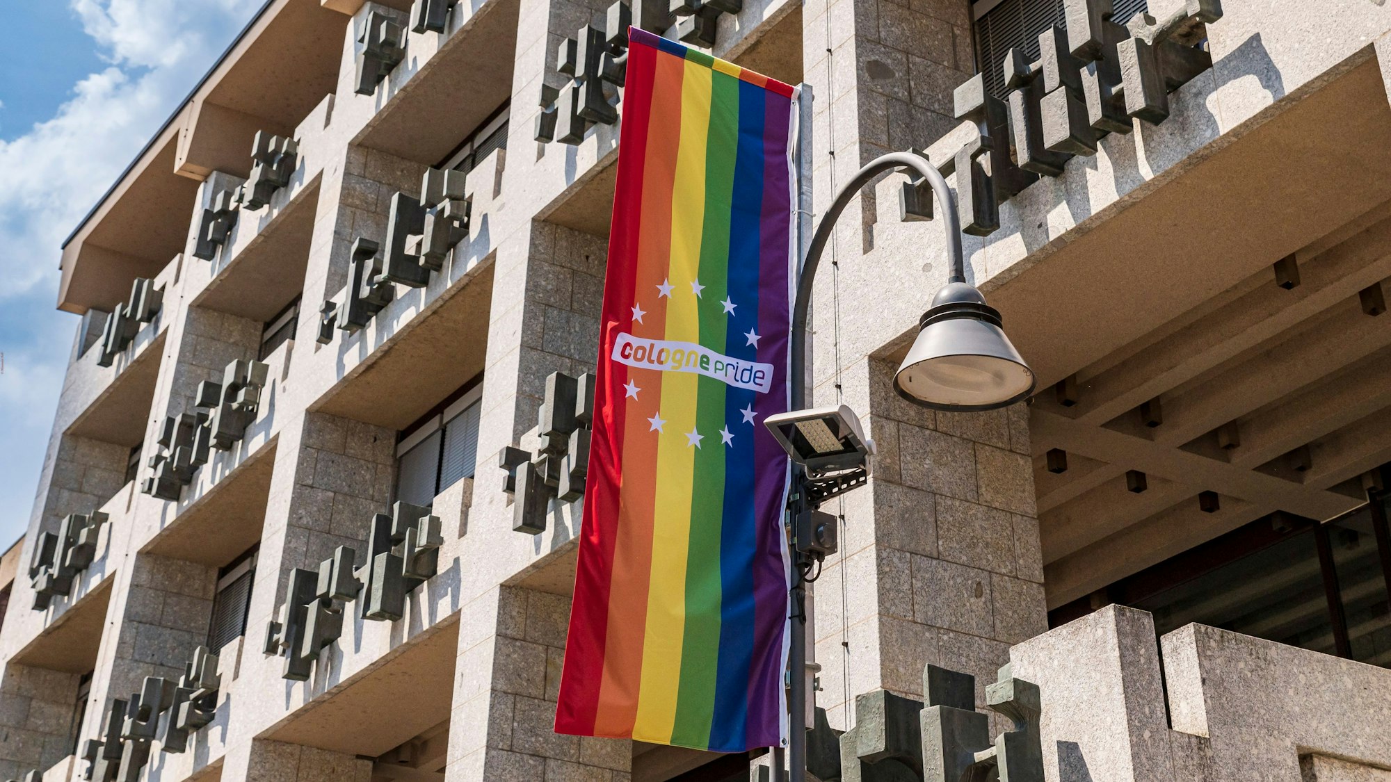 Historisches Rathaus zu Köln mit einer Regenbogenfahne