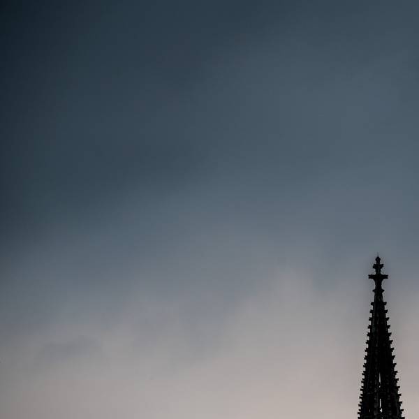 Dunkle Gewitterwolken ziehen über den Spitzen des Kölner Doms