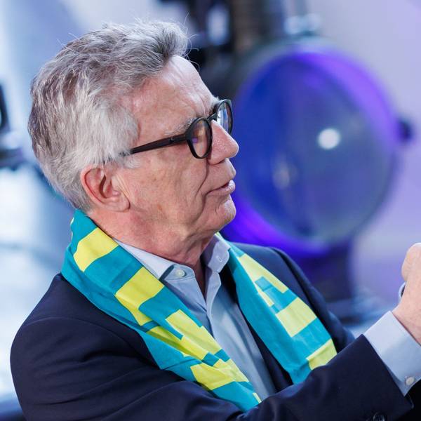 Thomas de Maizière (CDU), Präsident des 38. Deutschen Evangelischen Kirchentags in Nürnberg, präsentiert auf einem Tablet die Programm-App. Um den Hals trägt er einen Kirchentagsschal mit dem Motto „Jetzt ist die Zeit“.