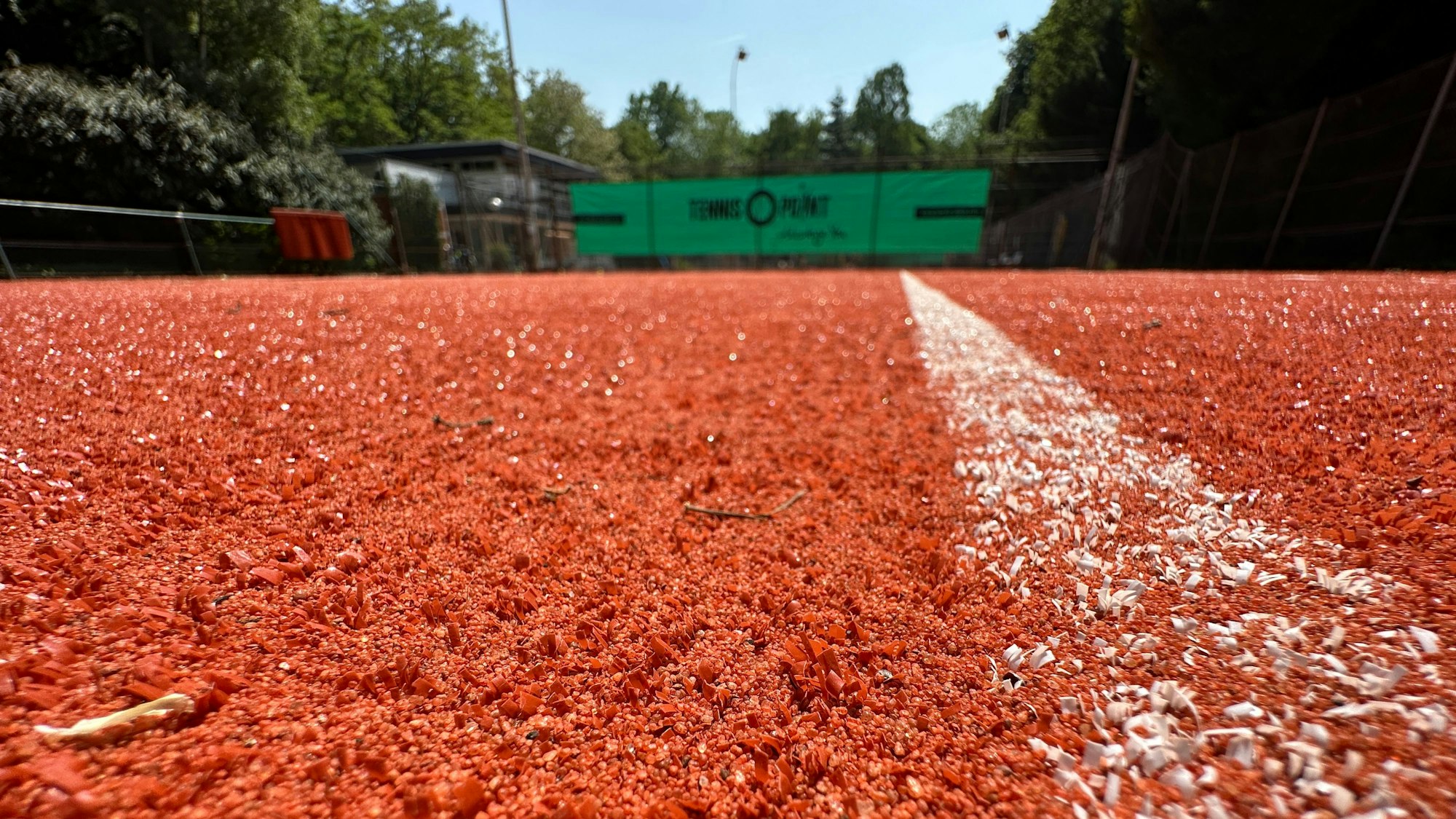 Der Ascheplatz leuchtet rot.