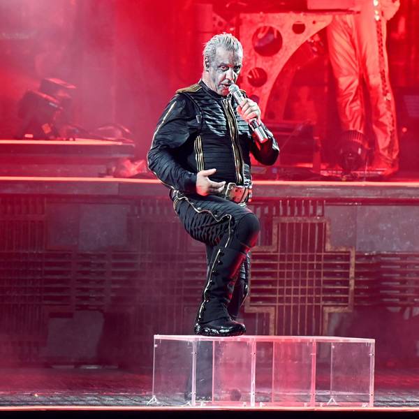 Rammstein Frontsänger Till Lindemann auf der Bühne. Er sieht sich seit Tagen schweren Vorwürfen ausgesetzt. (Archivbild)
