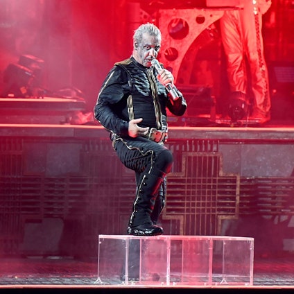 Rammstein Frontsänger Till Lindemann auf der Bühne. Er sieht sich seit Tagen schweren Vorwürfen ausgesetzt. (Archivbild)