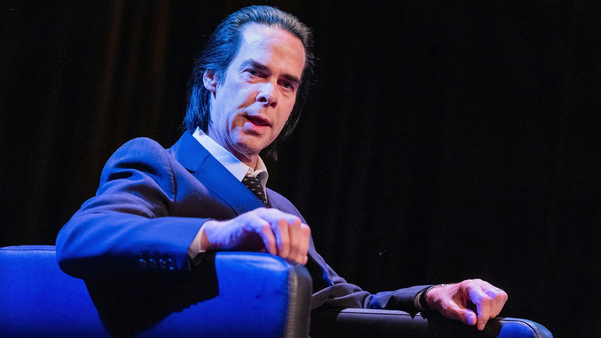 05.06.2023, Nordrhein-Westfalen, Köln: Nick Cave, australischer Musiker und Autor, stellt bei der Lit.Cologne Spezial im Theater am Tanzbrunnen sein Buch „Glaube, Hoffnung und Gemetzel“ vor. Das Buch entstand während mehr als 40 Stunden persönlicher Gespräche zwischen Cave und dem Co-Autoren Sean O'Hagan.
