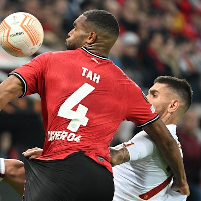 Leverkusens Jonathan Tah und Roms Lorenzo Pellegrini (r) kämpfen um den Ball.