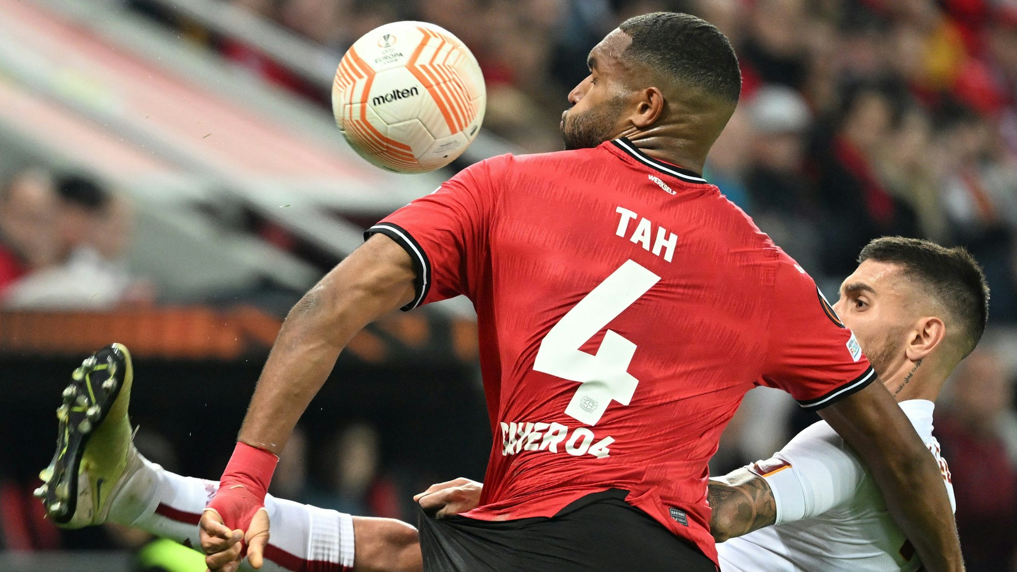 Leverkusens Jonathan Tah und Roms Lorenzo Pellegrini (r) kämpfen um den Ball.