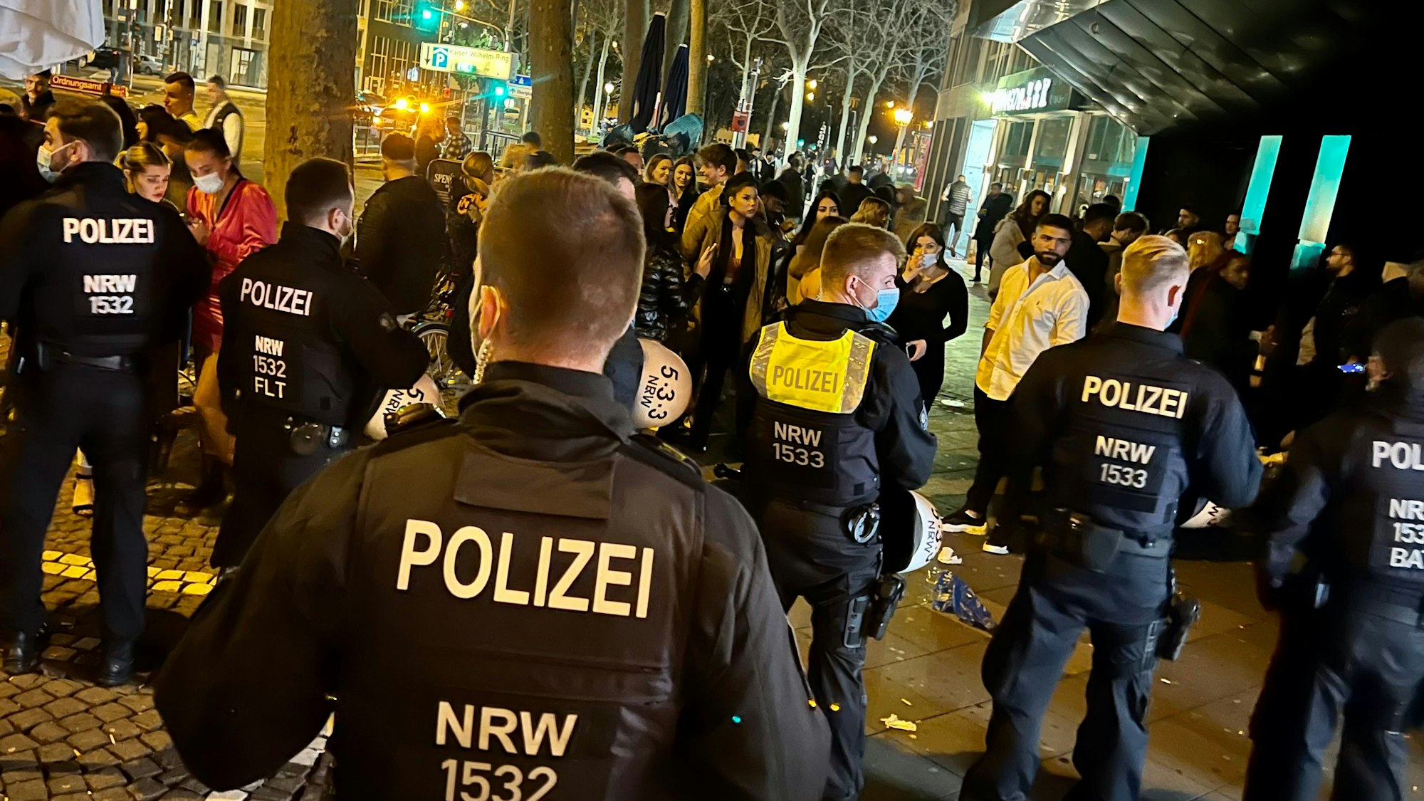 Das Bild zeigt Polizisten auf den Ringen.