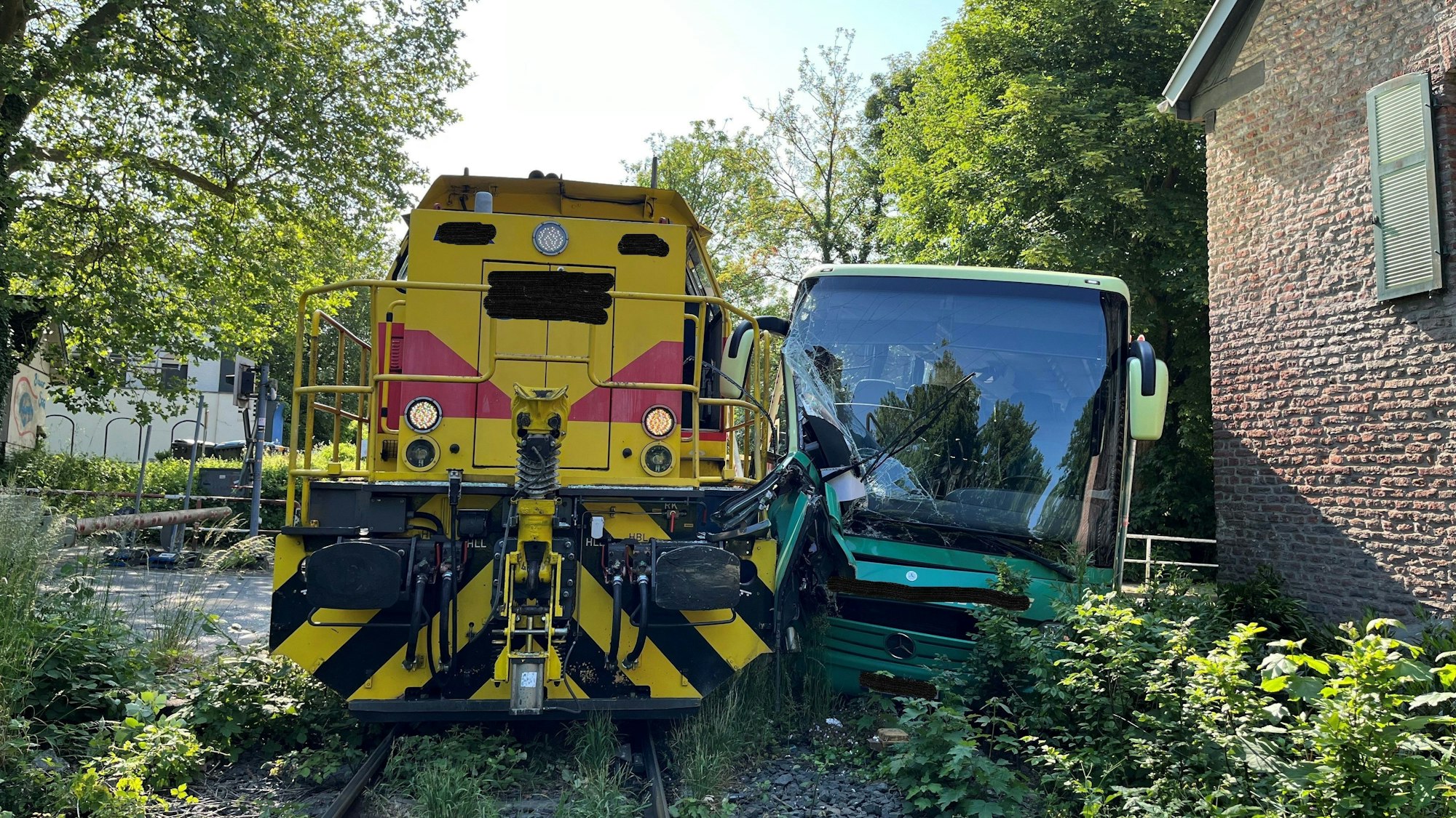An einem Bahnübergang an der Naturbühne Blauer See in Ratingen ist ein Güterzug mit einem Bus zusammengestoßen.