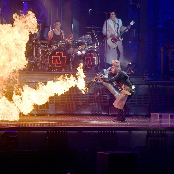Rammstein-Frontsänger Till Lindemann (r) feuert bei einem Konzert auf der Bühne mit einem Flammenwerfer auf Band-Mitglied Christian Lorenz (l, im Feuer) während des Titels „Mein Teil“.