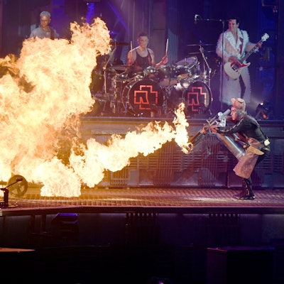 Rammstein-Frontsänger Till Lindemann (r) feuert bei einem Konzert auf der Bühne mit einem Flammenwerfer auf Band-Mitglied Christian Lorenz (l, im Feuer) während des Titels „Mein Teil“.