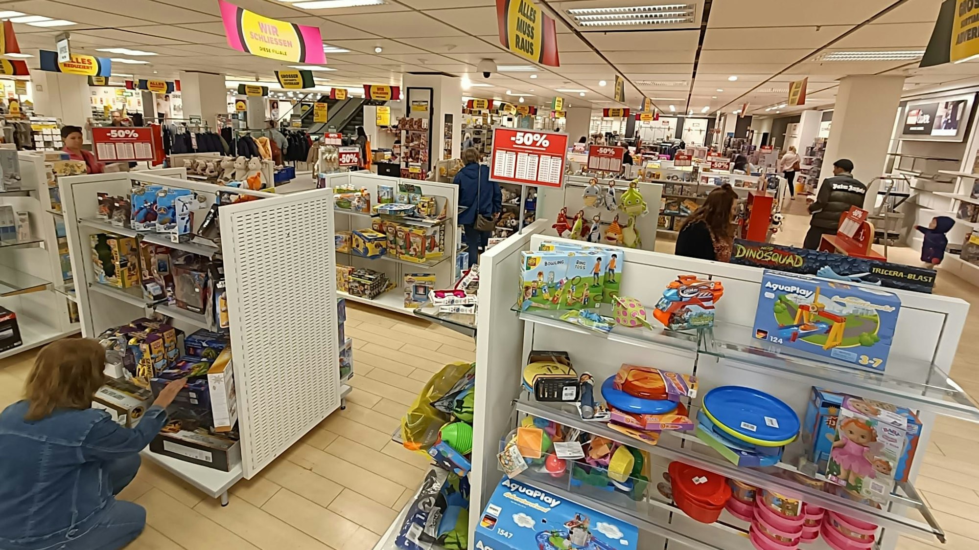 Spielwarenabteilung mit Angebotsschildern