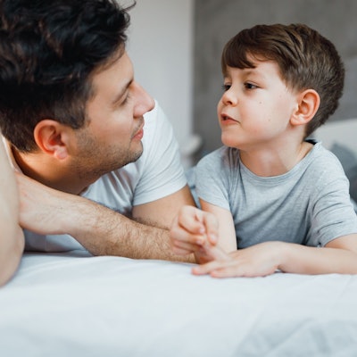 Father and his 7 years old son are talking in the bed. Foto: Getty Images/Georgijevic