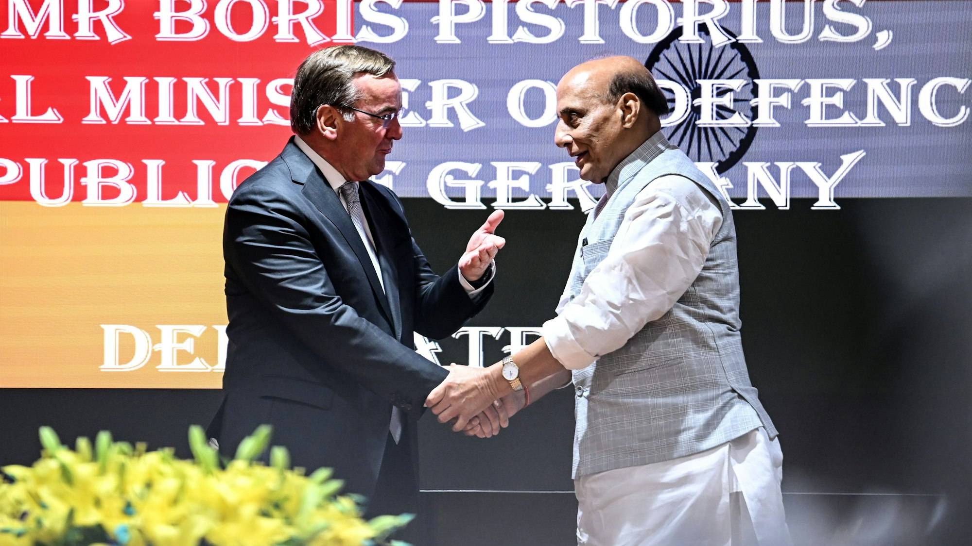 6. Juni 2023, Indien, Neu-Delhi: Boris Pistorius (l., SPD), Bundesminister der Verteidigung, wird von seinem indischen Amtskollegen Rajnath Singh, empfangen.