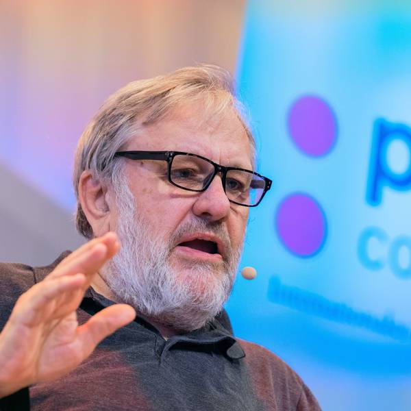 Slavoj Zizek spricht, hinter ihm auf einer Leinwand die Aufschrift phil. Cologne.