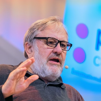 Slavoj Zizek spricht, hinter ihm auf einer Leinwand die Aufschrift phil. Cologne.