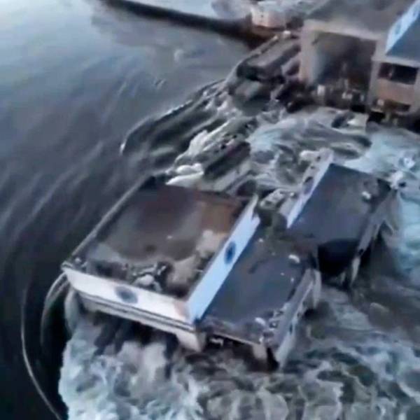 Dieses vom ukrainischen Präsidialamt über AP veröffentlichte Videostandbild zeigt Wasser, das durch einen Durchbruch im Kachowka-Staudamm fließt.