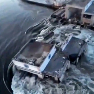 Dieses vom ukrainischen Präsidialamt über AP veröffentlichte Videostandbild zeigt Wasser, das durch einen Durchbruch im Kachowka-Staudamm fließt.