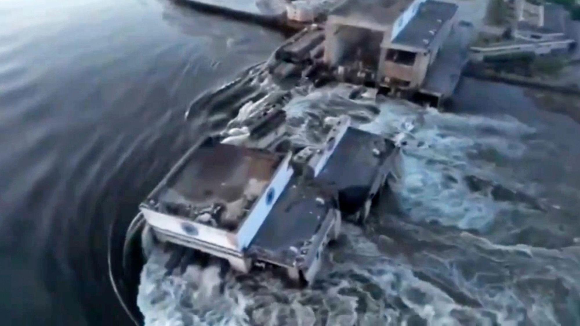 Dieses vom ukrainischen Präsidialamt über AP veröffentlichte Videostandbild zeigt Wasser, das durch einen Durchbruch im Kachowka-Staudamm fließt.