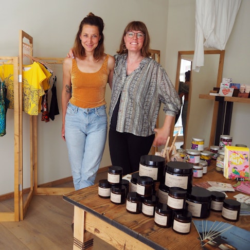 Zwei Frauen stehen in dem Atelier nebeneinander.