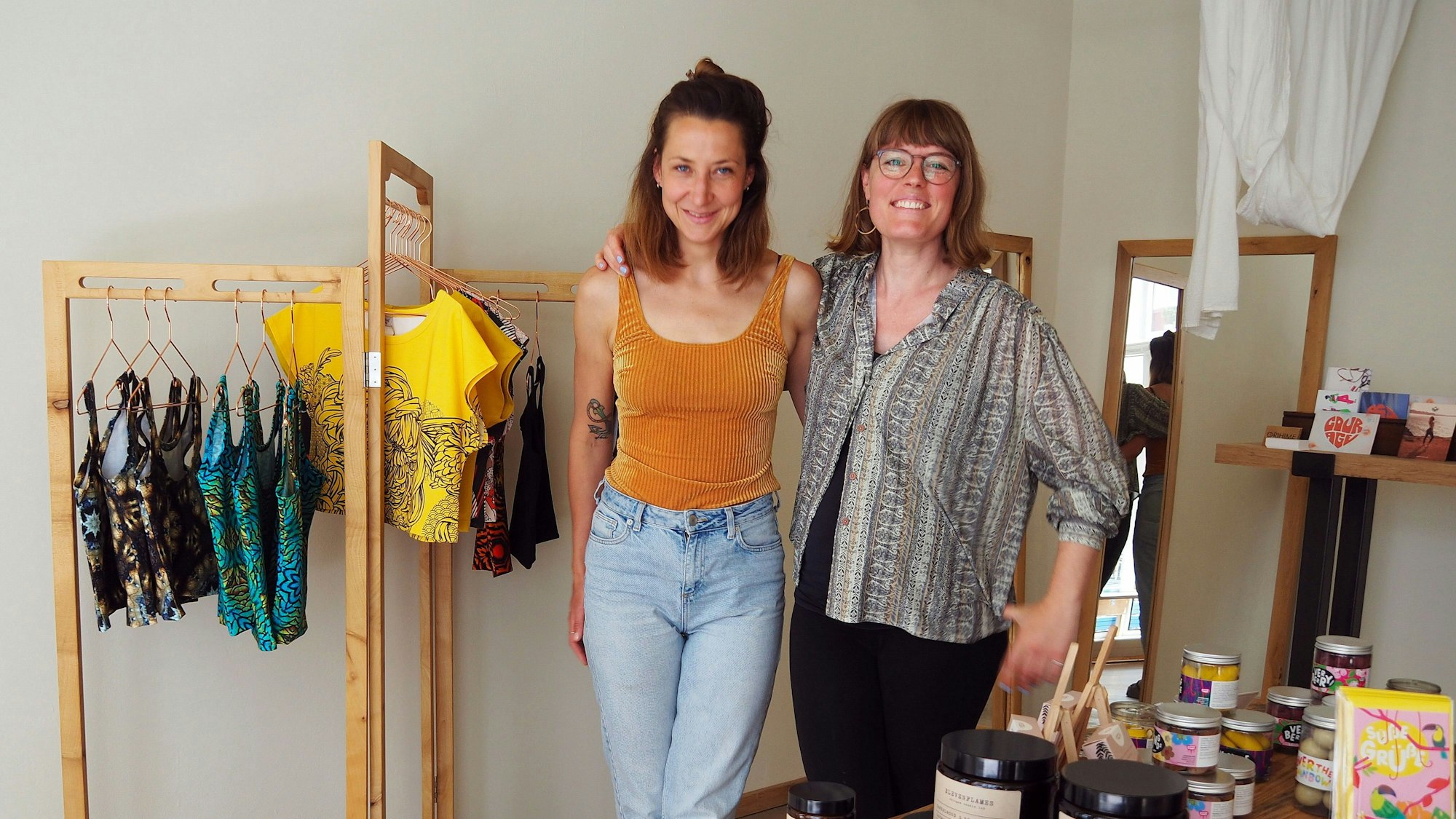 Zwei Frauen stehen in dem Atelier nebeneinander.