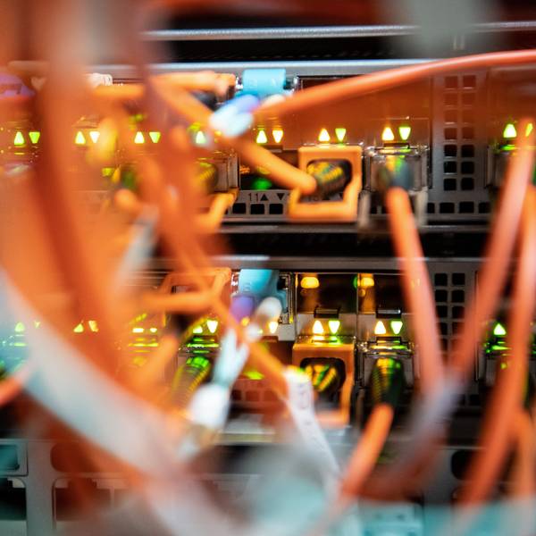 Glasfaserkabel stecken in einem Rechenzentrum in einem Netzwerk-Switch.