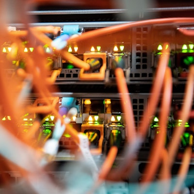 Glasfaserkabel stecken in einem Rechenzentrum in einem Netzwerk-Switch.