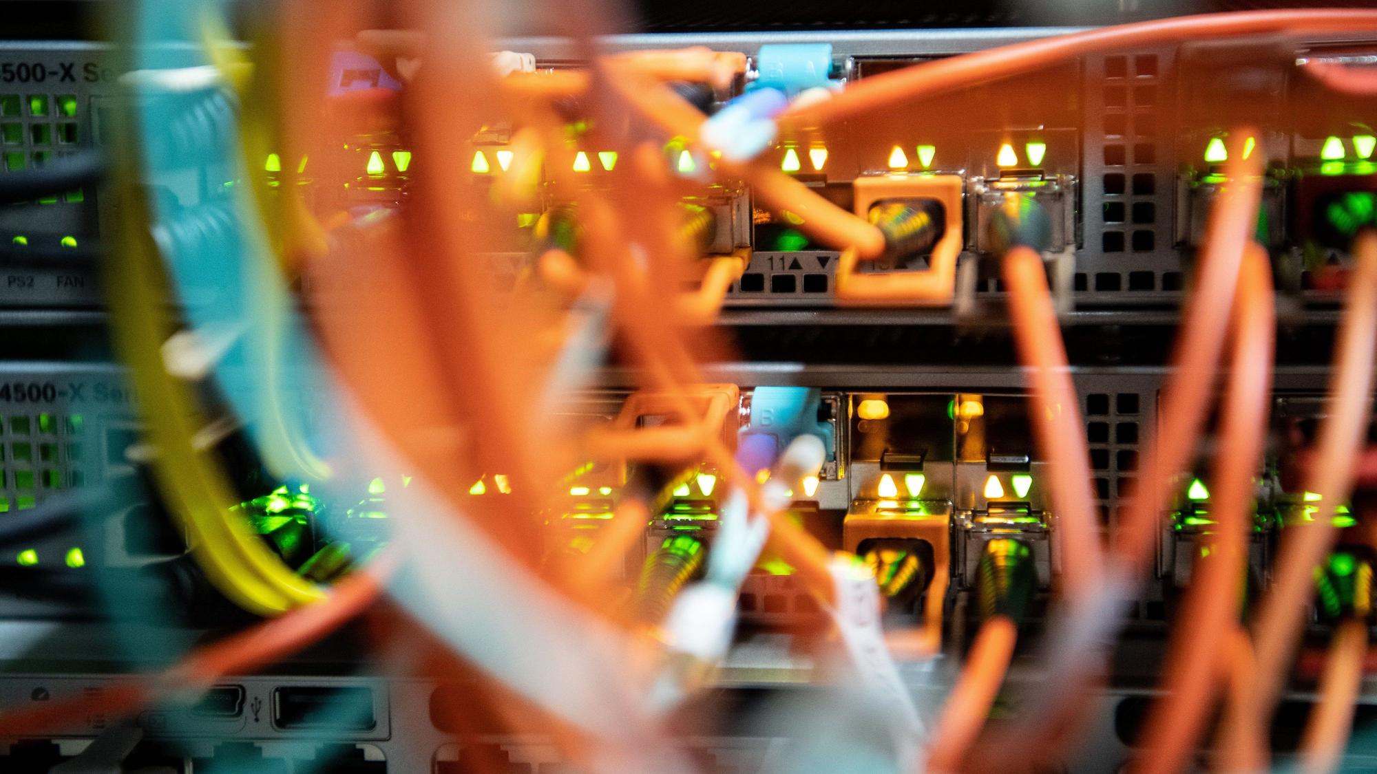 Glasfaserkabel stecken in einem Rechenzentrum in einem Netzwerk-Switch.