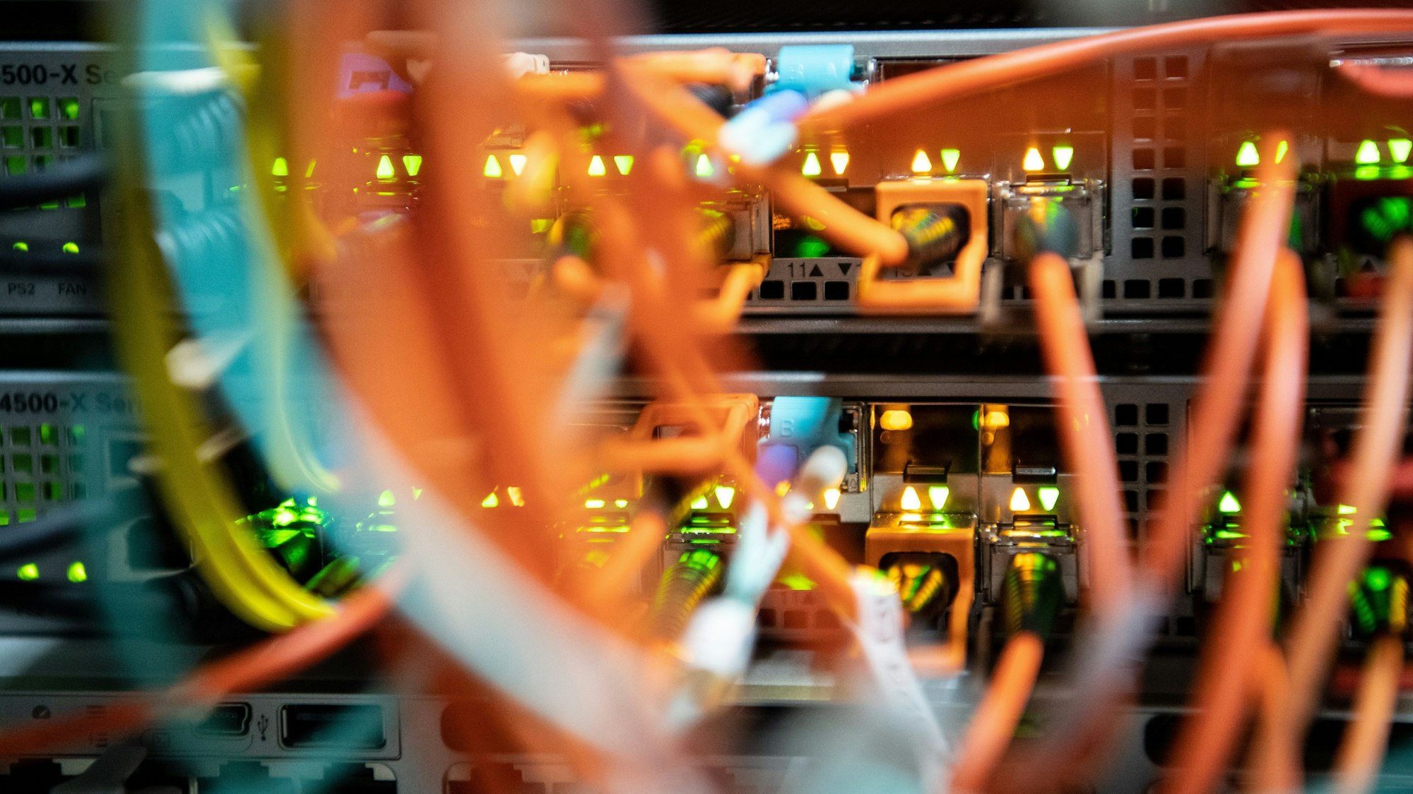 Glasfaserkabel stecken in einem Rechenzentrum in einem Netzwerk-Switch.