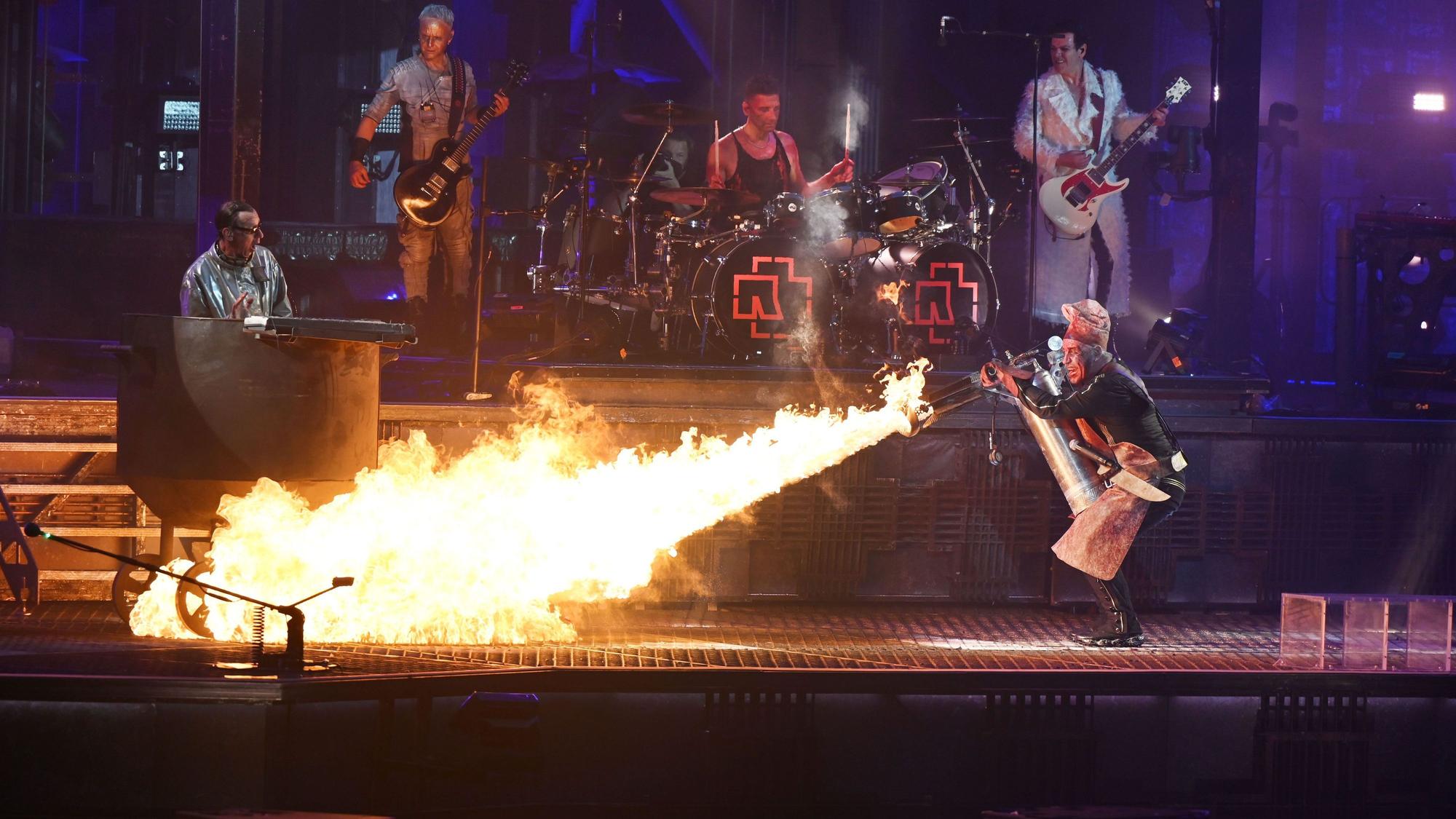 Rammstein Frontsänger Till Lindemann (r) feuert auf der Bühne mit einem Flammenwerfer auf Band-Mitglied Christian Lorenz.