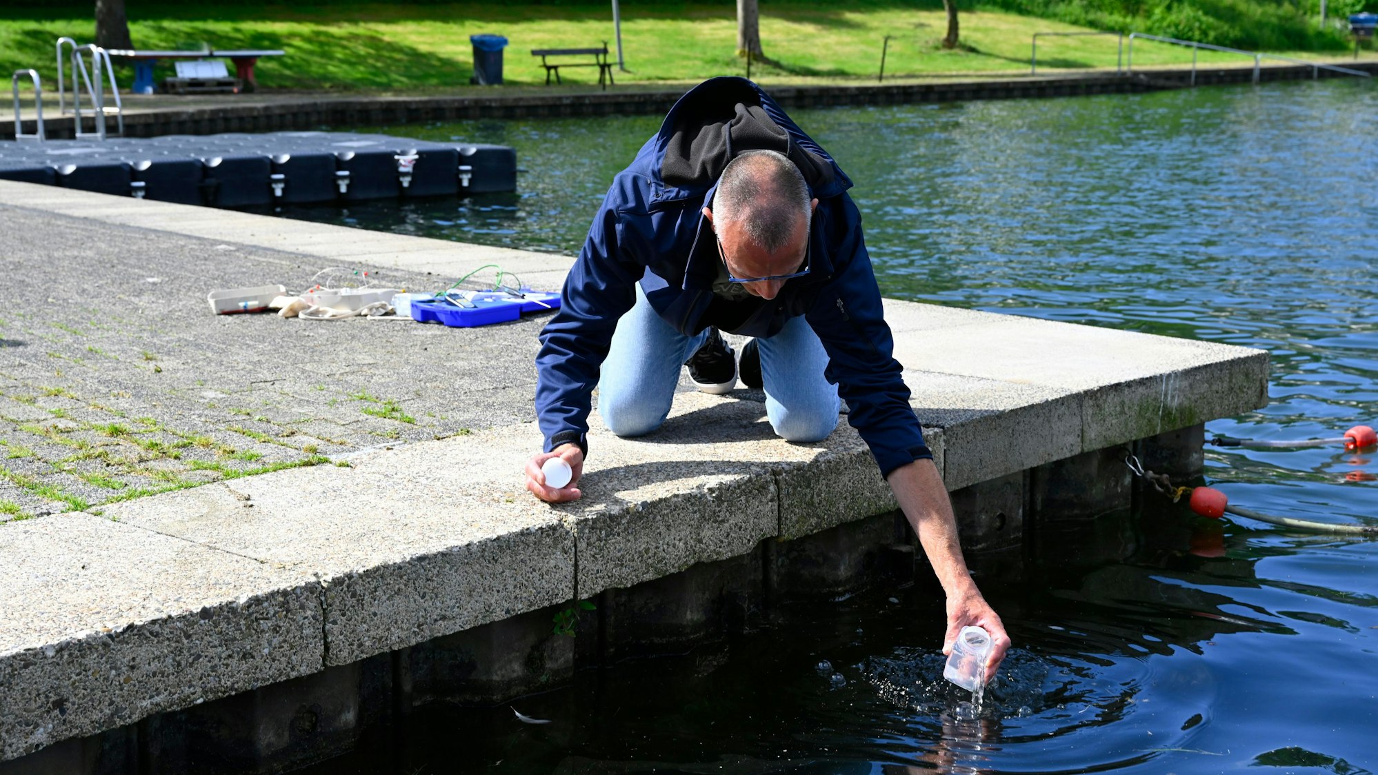 Ein Mann nimmt eine Wasserprobe.