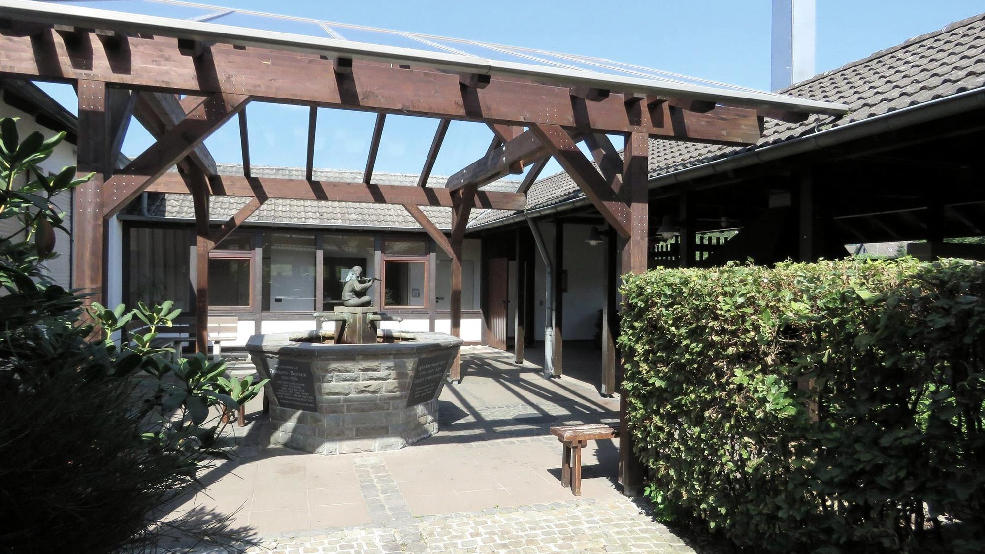 Die Heilquelle im Innenhof des Heilsteinhauses in Einruhr.