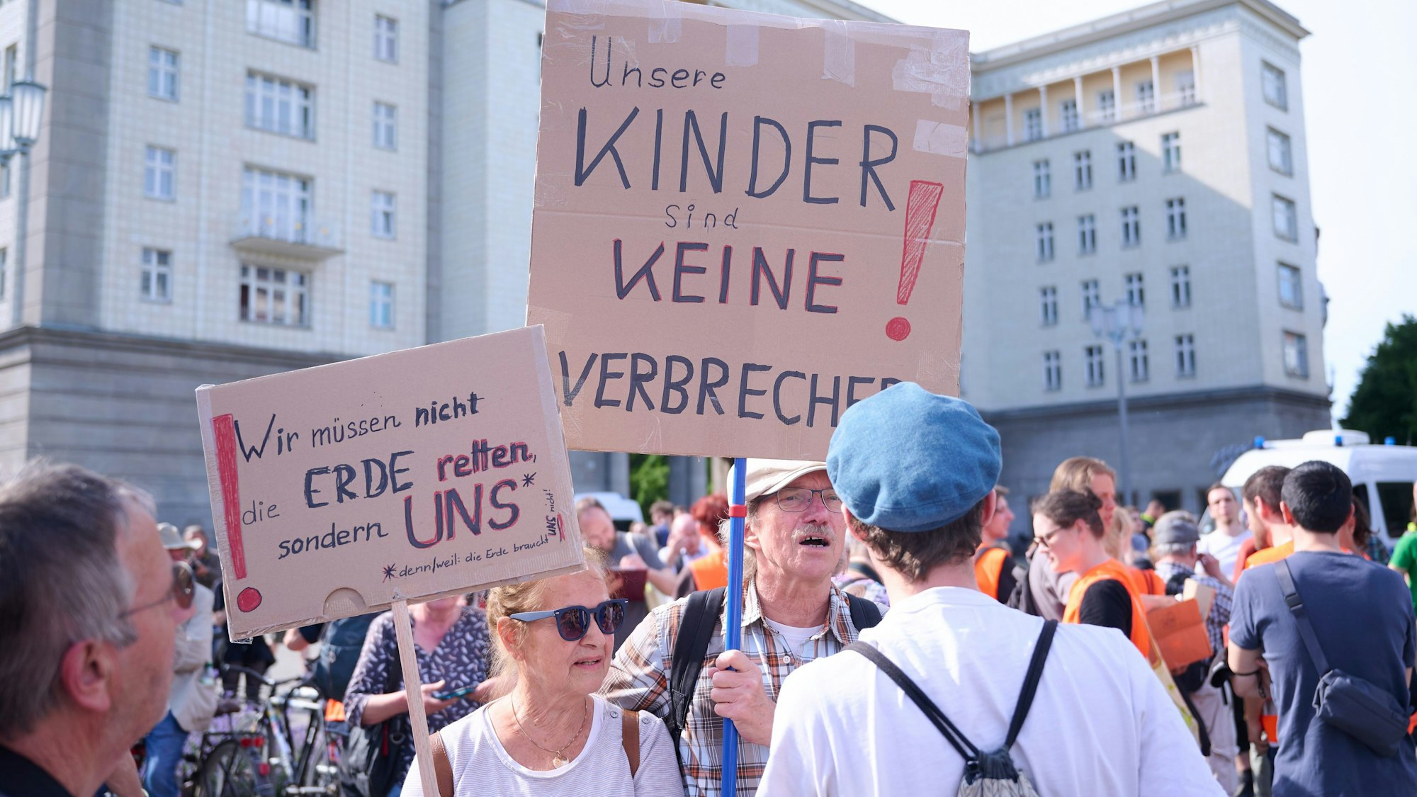 Während einer Demonstration nimmt ein Klimaaktivist Stellung gegen die Kriminalisierung der „Letzten Generation“, indem er ein Schild mit der Aufschrift „Unsere Kinder sind keine Verbrecher!“ hochhält.
