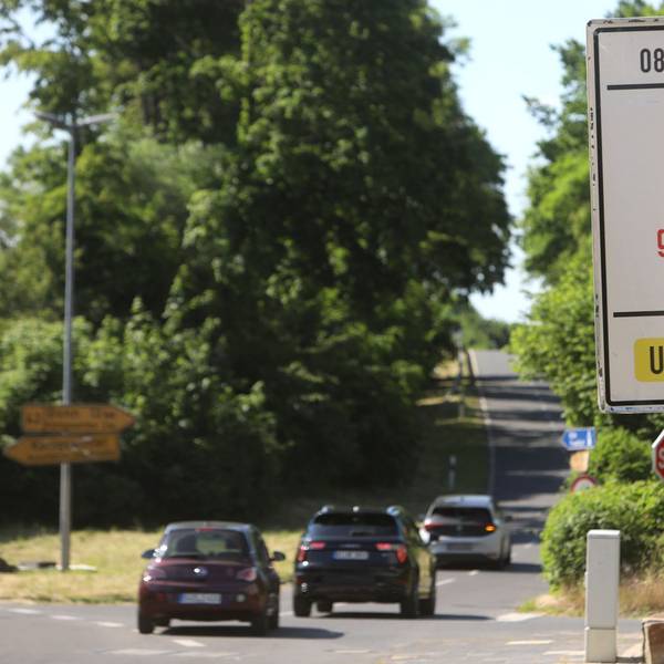 Drei Autos fahren in Rhöndorf die Auffahrt zur Bundesstraße 42 hinauf. Davor weist ein Schild auf die Sperrung vom 8, bis 12. Juni hin.