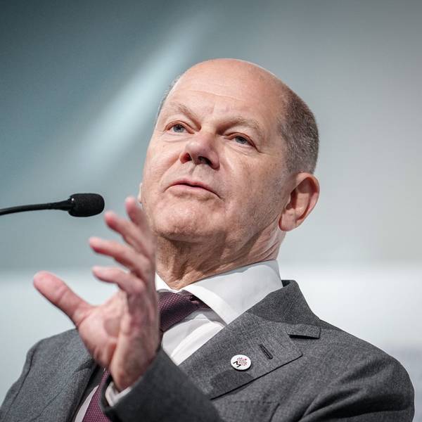 01.06.2023, Moldau, Bulboaca: Bundeskanzler Olaf Scholz (SPD) gibt nach dem Gipfeltreffen der Europäischen Politischen Gemeinschaft (EPG) in Moldau eine Pressekonferenz.