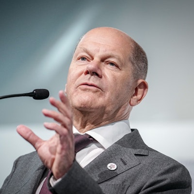 01.06.2023, Moldau, Bulboaca: Bundeskanzler Olaf Scholz (SPD) gibt nach dem Gipfeltreffen der Europäischen Politischen Gemeinschaft (EPG) in Moldau eine Pressekonferenz.