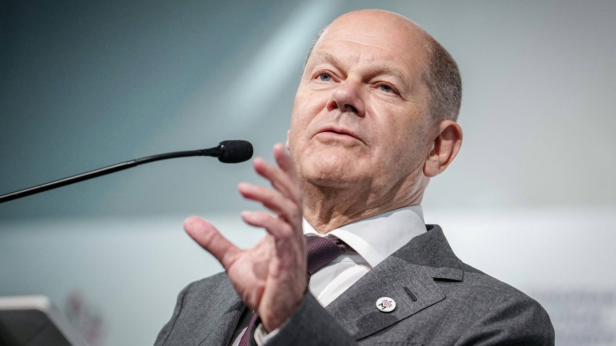 01.06.2023, Moldau, Bulboaca: Bundeskanzler Olaf Scholz (SPD) gibt nach dem Gipfeltreffen der Europäischen Politischen Gemeinschaft (EPG) in Moldau eine Pressekonferenz.