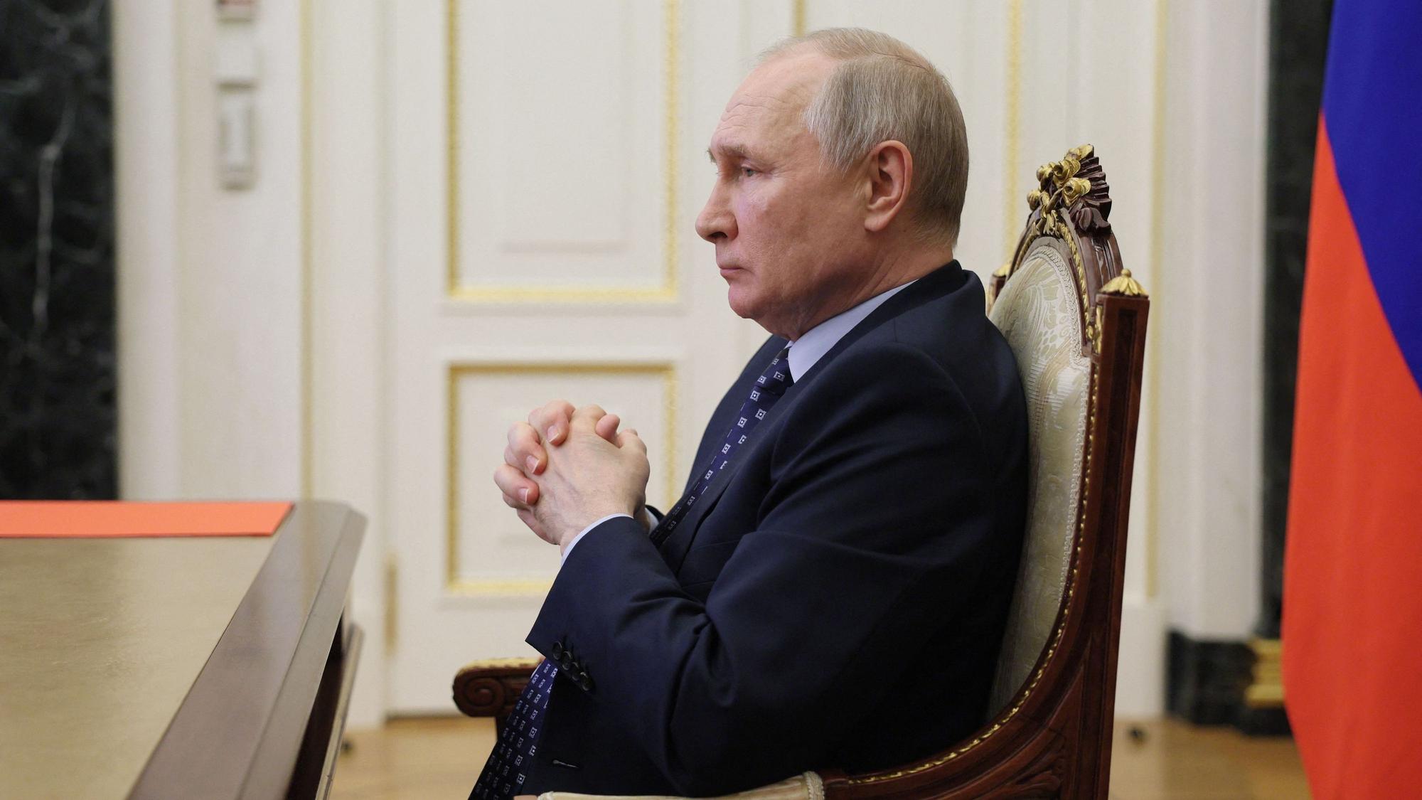 Wladimir Putin an einem Schreibtisch in Moskau, in einer von der staatlichen russischen Nachrichtenagentur Tass am 2. Juni verbreiteten Aufnahme. (Photo by Gavriil GRIGOROV / SPUTNIK / AFP)