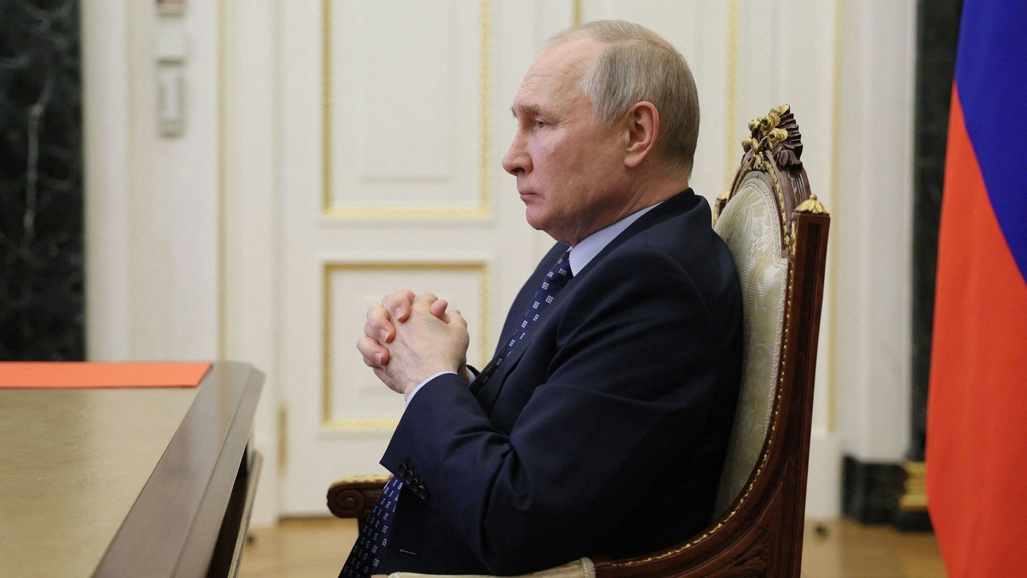 Wladimir Putin an einem Schreibtisch in Moskau, in einer von der staatlichen russischen Nachrichtenagentur Tass am 2. Juni verbreiteten Aufnahme. (Photo by Gavriil GRIGOROV / SPUTNIK / AFP)